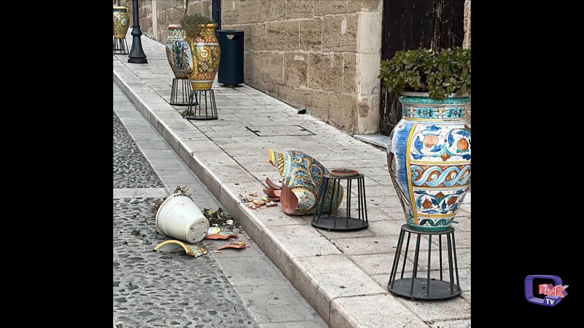 Sciacca, vaso distrutto in via Roma. Individuati i responsabili 